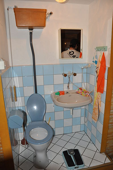 File:DDR-Museum Berlin Bad mit Toilette.jpg