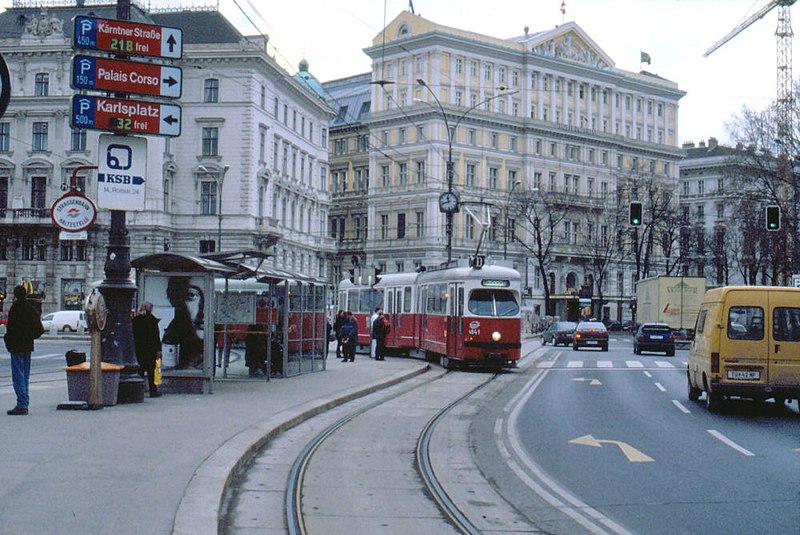 File:D E1 4641 Ablenkung Demo Schwarzenbergplatz 2000-02-08.jpg