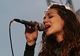 Daniela Herrero, cantante argentina nacida un 19 de agosto.