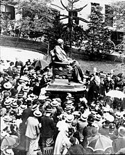 Inauguração da estátua de bronze de Darwin fora do antigo prédio da Shrewsbury School em 1897, cercada por estudantes com chapéus de palha