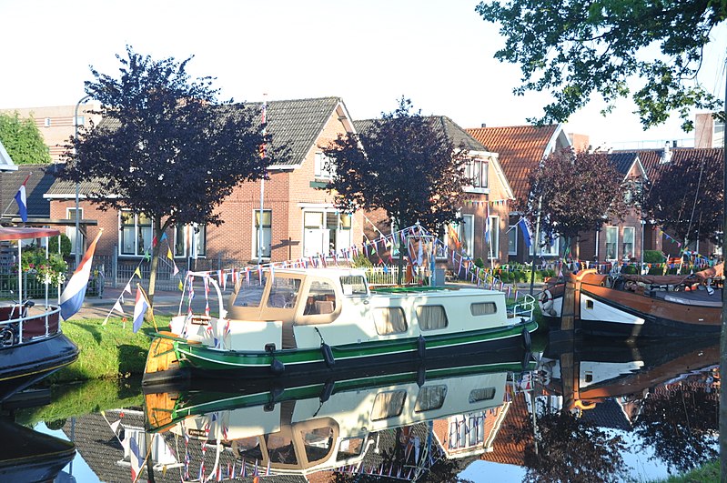 File:De VROUWE CATHARINA II uit 1918 bij de reünie 2015 van de LVBHB in Musselkanaal (01).JPG