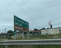 在加拿大横贯公路旁拍摄的鹿湖镇，图片摄于2020年8月