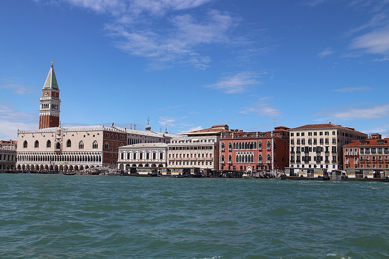 File:Doge's Palace facing the sea (Venice) 20150817-3.jpg