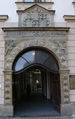 Renesanční portál v Úzké ulici z konce 16. století, který sem byl v letech 1852–1853 přenesen z domu na Horním náměstí č. 2