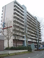 Woontoren Emmerhout in Emmen, met een plint van twee bouwlagen