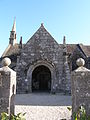 L'église Notre-Dame du Grouanec : le porche sud vu de l'entrée de l'enclos paroissial.