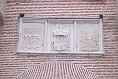 Escudos sobre la puerta principal, 1483.