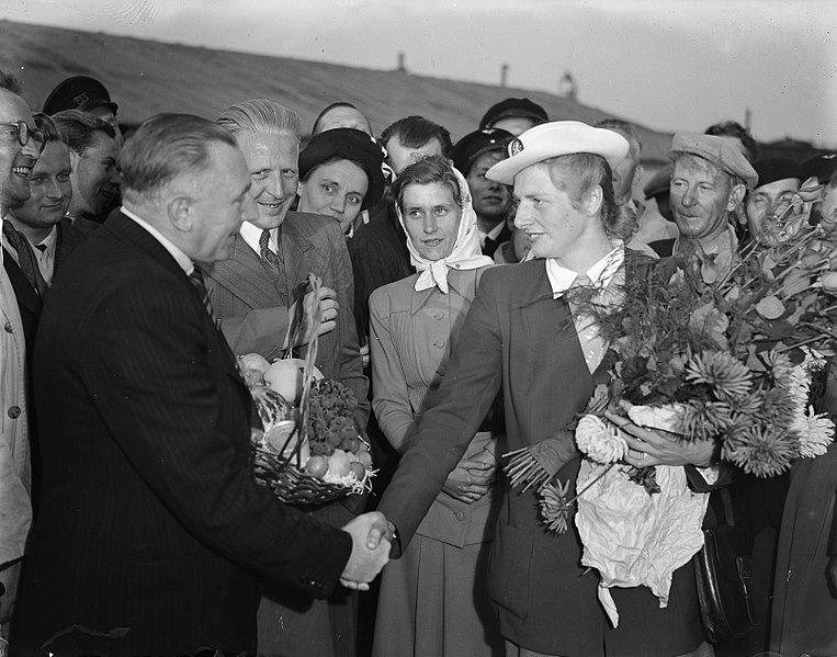 File:Fanny Blankers-Koen krijgt fruitmand en bloemen, Bestanddeelnr 902-9025.jpg