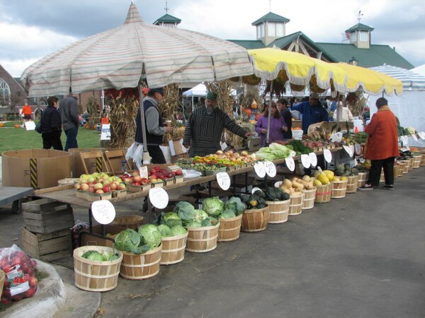 An autumn farmers' market in Farmington, Michigan