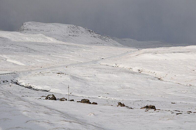 File:Faroe Islands, Streymoy, Oyggjarvegur (road No.10) north of Tórshavn.jpg