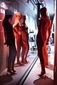 zentai vermelho usando manequins em uma vitrine de loja