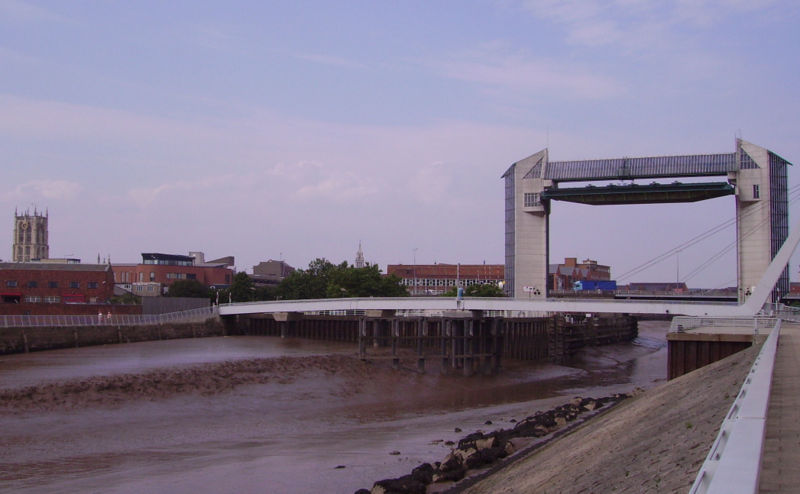 File:Flood gate in Hull 01.JPG