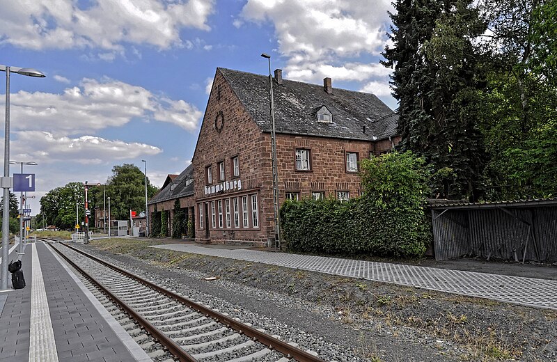 File:Flug -Nordholz-Hammelburg 2015 by-RaBoe 1220 - Bahnhof Hammelburg.jpg