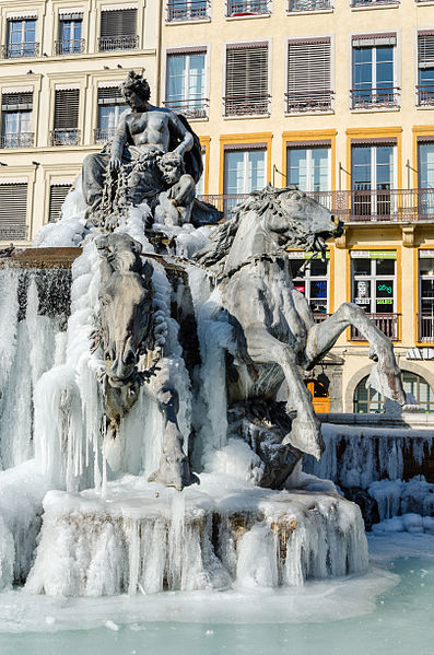 File:Fontaine de Bartholdi sous la glace.jpg