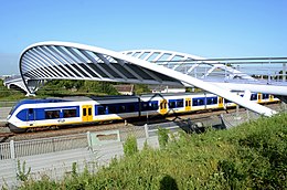 Foot-bicycle-bridge_over_the_railway_in_Houten_with_Sprinter_train_of_NS_-_panoramio.jpg