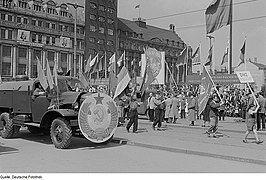 Fotothek df roe-neg 0006636 003 Bild FDJ sowie Kraftfahrzeug mit Wappen der Sowj.jpg