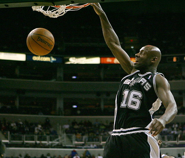 Elson with the San Antonio Spurs in 2007