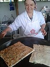 Женщина готовит гёзлеме в Анкаре, выпечка изготавливается в разных формах