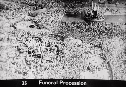 Funeral procession of Gandhi, passing the India Gate, Delhi