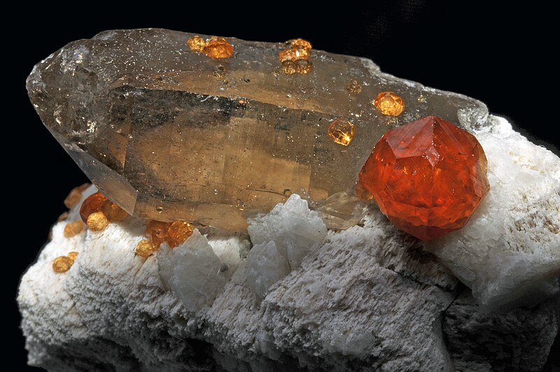 File:Garnet, quartz, feldspar 8.jpg