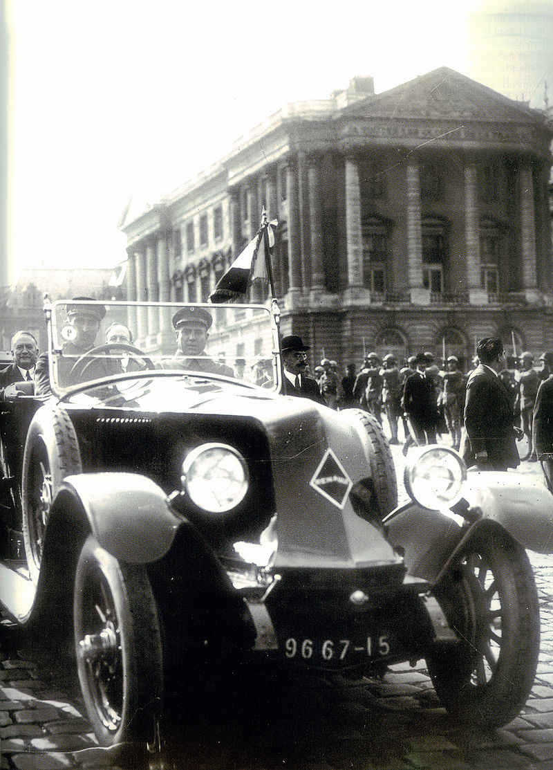 Der Renault 40 CV  800px-Gaston_Doumergue_%28juni_1924%29_in_een_Renault_40_CV