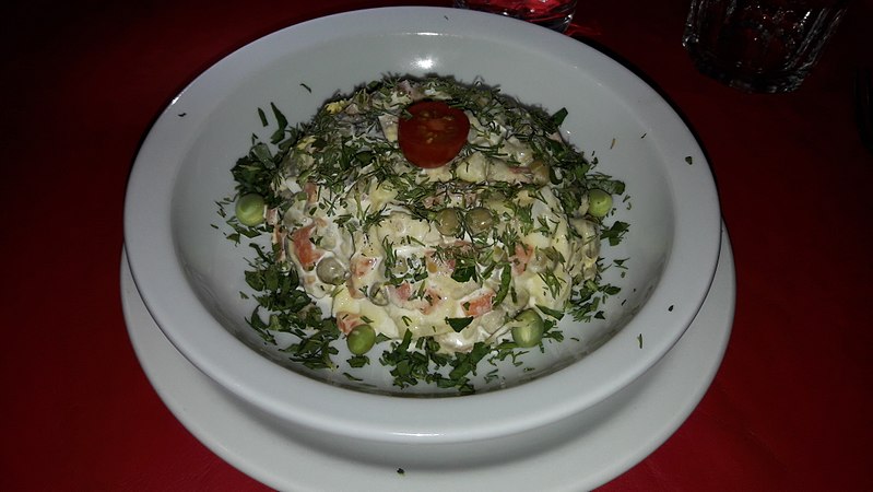 File:Gastronomía rusa en Buenos Aires - ensalada Olivier.jpg