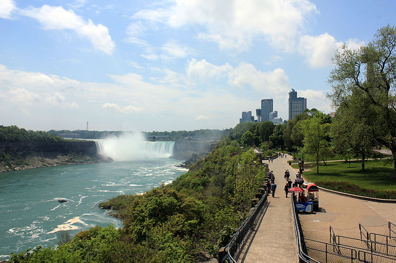 File:Gfp-canada-niagara-falls-falls-and-walkway.jpg