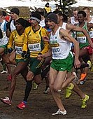 Rabah Aboud (rechts, weißes Trikot) – Rang sechzehn in 14:00,34 min