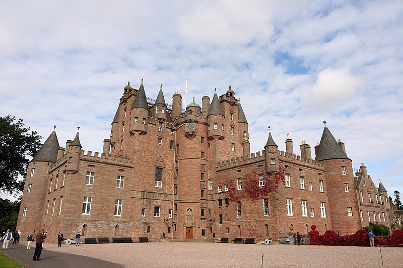 File:Glamis Castle (3870377782).jpg