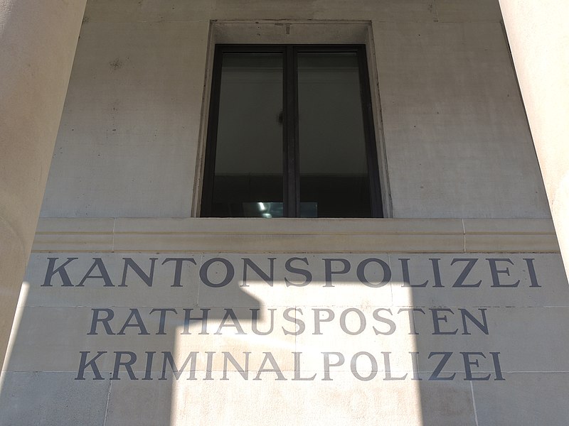 File:Gmüesbrugg (Rathausbrücke) - Kantonspolizei Rathausposten (P7800) 2015-09-29 15-59-16.JPG