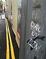 Graffito yn dangos chwarae ar eiriau trwy gyfnewid ‘dir’ a din (Caernarfon).jpg