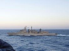 Photographie d'une frégate militaire navigant sur la mer.
