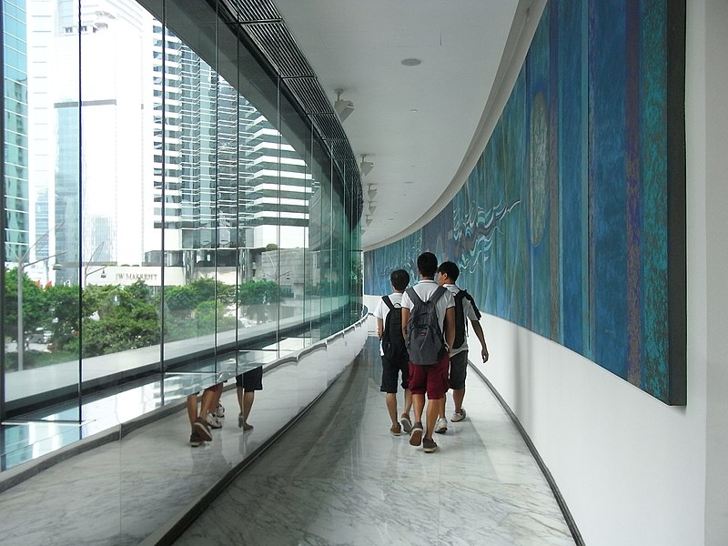 File:HK Admiralty Hotel corridor visitors Aug-2012.JPG