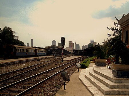 ไฟล์:HUALAPHONG_STATION_BANGKOK_THAILAND_JAN_2012_(6863392648).jpg