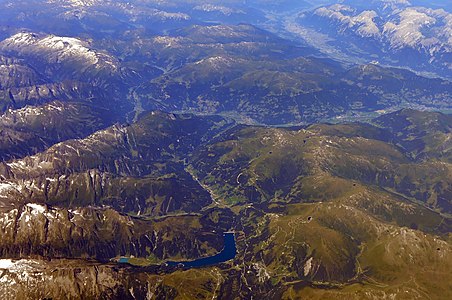 Gerlostal mit Gerlos und Speicher Durlaßboden, rechte Bildhälfte: Kitzbüheler Alpen