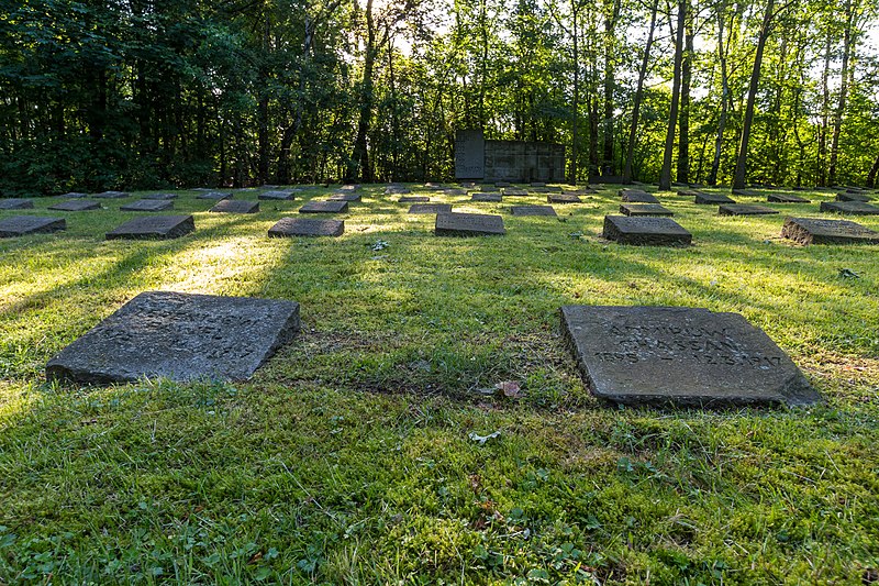 File:Hausdülmen, Ehrenfriedhof -- 2012 -- 3423.jpg