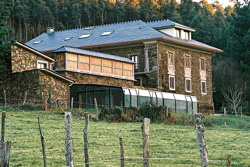 File:Hotel de naturaleza a via láctea, A Barqueira, Cerdido.jpg