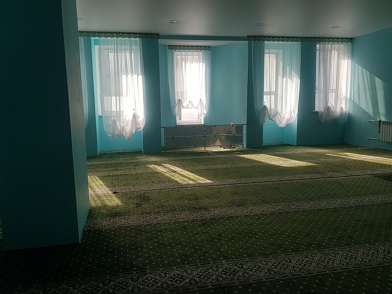 File:Huzayfa Mosque interior (2022-10-03) 06.jpg