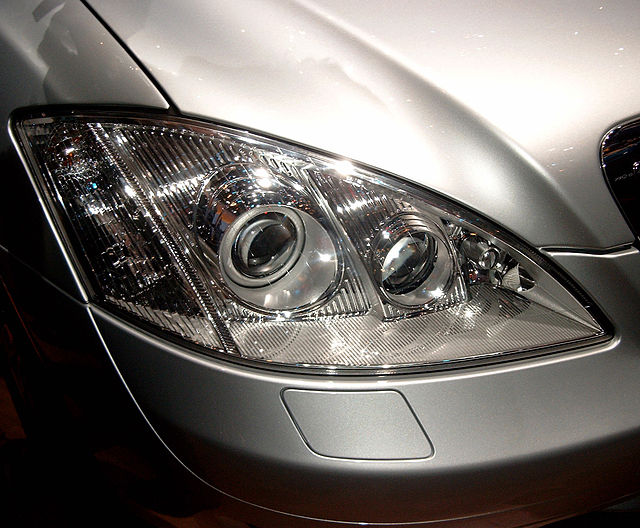 Night View Assist active infrared projector visible next to Bi-Xenon HID main headlight