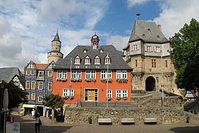 Hôtel de ville d'Idstein, à droite sur la photo le bâtiment à arcades, à gauche on reconnaît la tour des sorcières