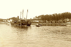 Valbom, "Ribeira d'Abade", barcos valboeiros, e a vapor, sobre o Rio Douro. À esquerda o Palácio do Freixo