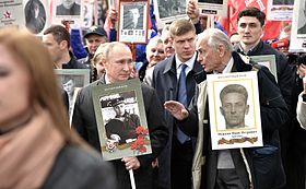 С портретом своего отца на шествии Бессмертного полка. Москва, Красная площадь, 9 мая 2017 года