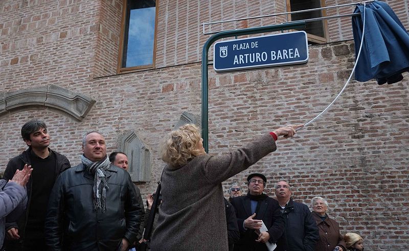 File:Inauguración de la plaza Arturo Barea 03.jpg