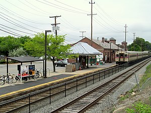 Inbound train at Andover station, May 2017.JPG