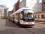 Moderno tram della Bombardier ad Hackescher Markt