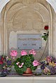Jarnac 16 Sépulture Mitterrand plaque&rose 2014.JPG