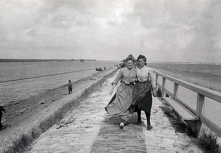 Doğu iskelesinde yürüyen genç kızlar, 1904 Cambrai fotoğraf kütüphanesi