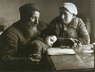 Wolf Nakhovich, een grafdelver, leert zijn kleinzoon lezen, de grootmoeder kijkt toe.  Byala Podlaska.  1926