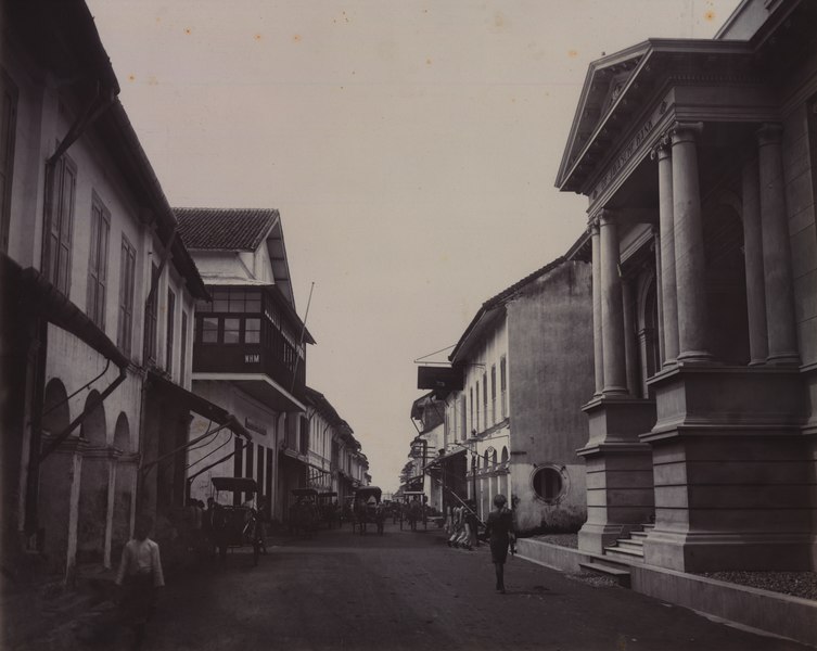 File:KITLV A685 - De Javasche Bank (rechts) en de Nederlandse Handel Maatschappij (links) aan de Passerstraat te Makassar, KITLV 81999.tiff