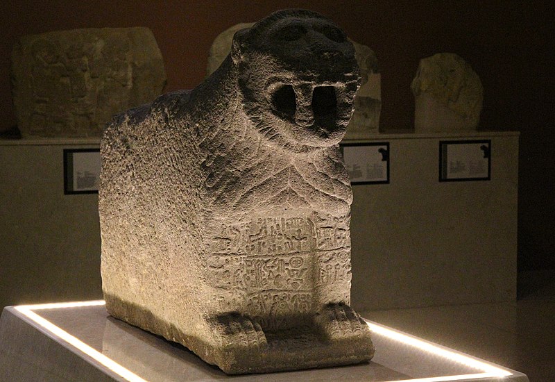 File:Kahramanmaras Museum Löwe vorn.jpg